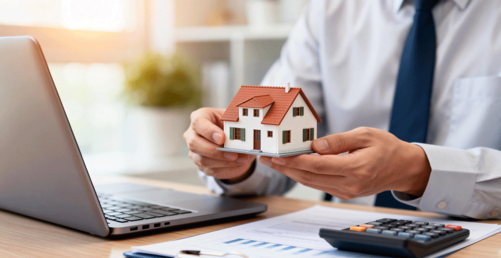 Propriétaire parisienne consultant une estimation immobilière sur smartphone avec expression dubitative