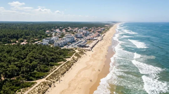 Vue aérienne panoramique de la côte landaise avec ses plages océanes, la forêt de pins maritime et l'urbanisation littorale en arrière-plan sous un ciel lumineux