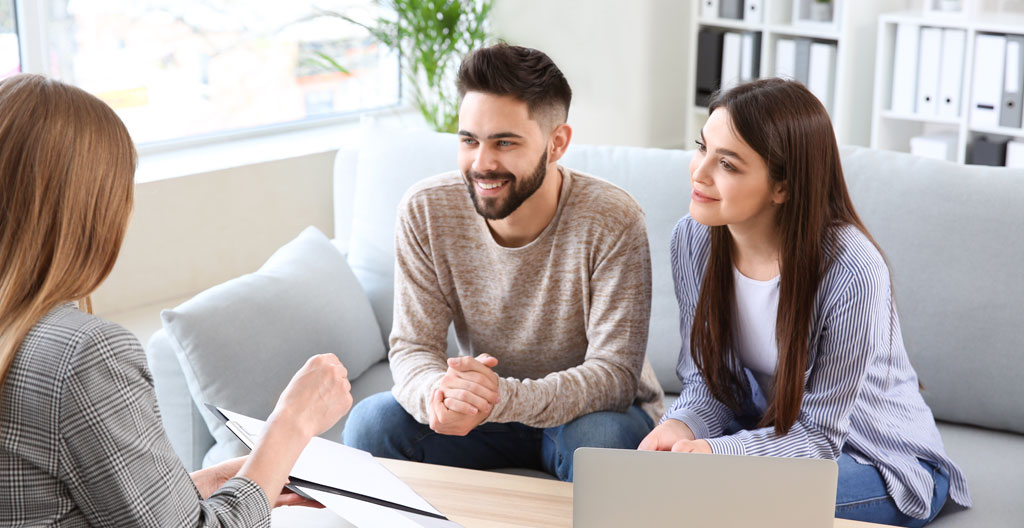 Bureau d'agence immobilière avec documents de transaction et prise de notes pour négociation d'achat